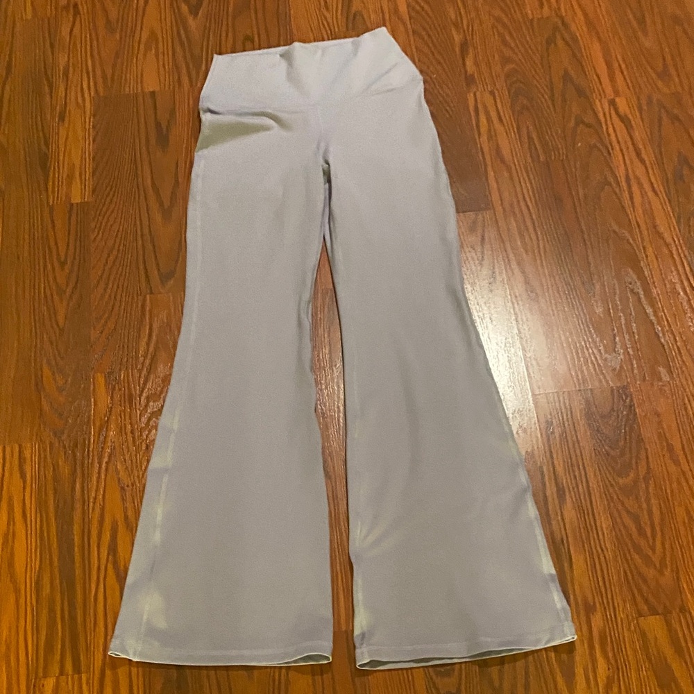 Gilly Hicks Recharge flared leggings. Size M